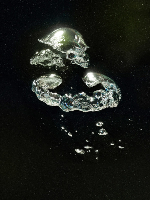 Several unrepeatable forms of simple gas bubbles in the water. Look at what happens!