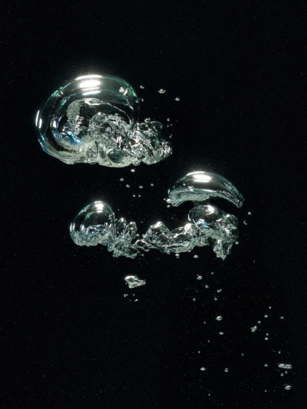 Several unrepeatable forms of simple gas bubbles in the water. Look at what happens!